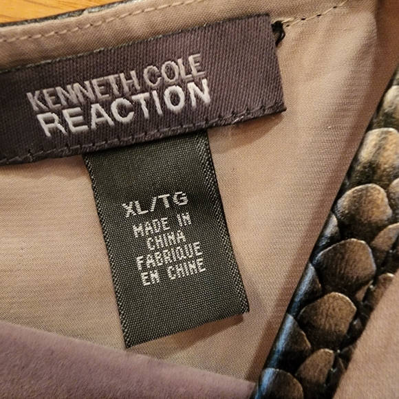 Sleeveless Blouse - Picture 5 of 7